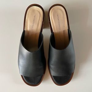 Intentionally Blank Deb Sandal